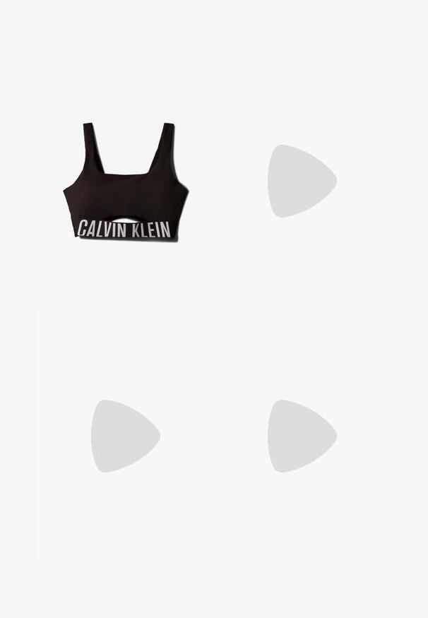 Czarny sportowy stanik z kwadratowym dekoltem i szerokimi ramiączkami. Posiada fakturowaną górę i kontrastowe białe logo "CALVIN KLEIN" na pasku.; Granatowe legginsy wykonane z elastycznego materiału, z gładką teksturą i elastycznym pasem w talii z nadrukowanym logo Calvin Klein.; Białe siatkowe sneakersy z teksturowaną powierzchnią, jasnobeżowymi akcentami, podwyższoną białą podeszwą oraz czerwonym logo "CK" po boku.; Srebrne kolczyki w kształcie kół z gładkim, zaokrąglonym wzornictwem i błyszczące, polerowane wykończenie. Charakteryzują się minimalistycznym kształtem z delikatnym otwarciem.