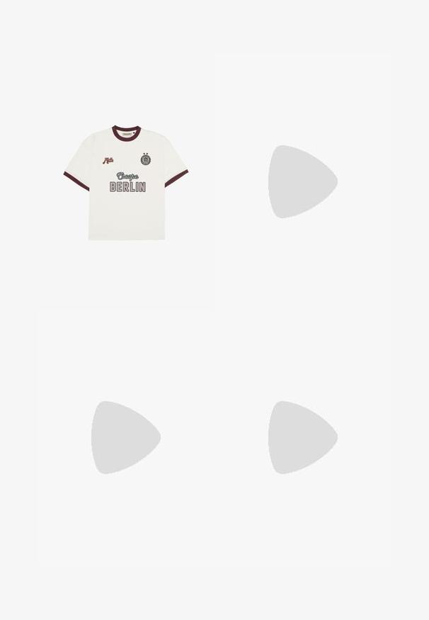 Fehér, rövid ujjú póló burgundi szegéllyel, középen az "Escape BERLIN" felirattal, bal oldalon a "Mitte" felirattal, és jobboldalon egy kör alakú emblémával, két csillaggal.; Világoskék farmernadrág függőleges fehér csíkokkal, egyenes szabással, öt zsebes stílussal és gombos záródással a deréknál.; Barna bőr loaferek lekerekített orral, részletes varrással és gumitalppal. Díszes pánttal rendelkezik, sima textúrájú.; Ezüst rozsdamentes acél óra kerek zöld számlappal, ezüst órák jelzőivel, dátumkijelzővel és fémlánc karkötővel. Vízálló 50 méterig.