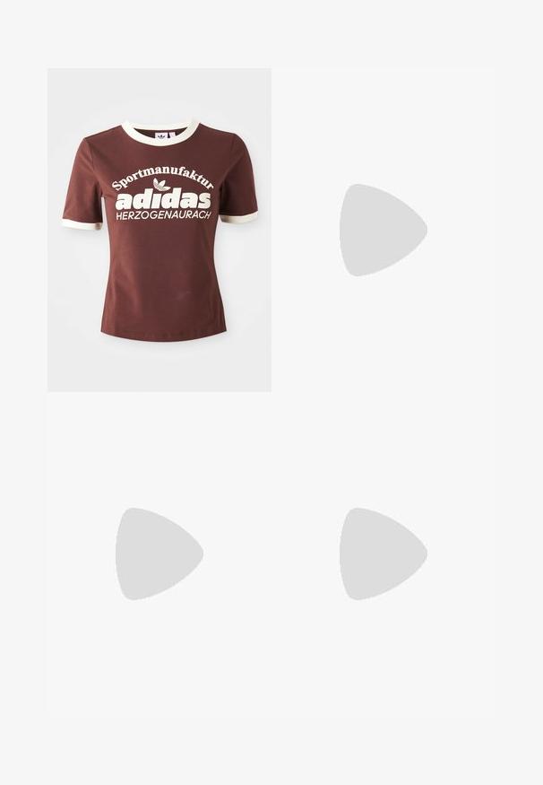 Brun t-skjorte med korte ermer og kremfarget krage og mansjetter. Har stor hvit tekst som leser "Sportmanufactur adidas Herzogenaurach."; Marineblå vide bukser lavet af robust stof, med knaplukning foran og fire lommer med en glat tekstur.; Sneakers med burgunder semsket skinn og lyse lilla design, med tre hvite striper, kremfargede lisser og en teksturert gul tungespiss. Gummisåle.; Pilotbriller med gradient blå linse, sølvfarget metallramme og dekorative stjerneaksenter på linsen. Glatt og stilren design.