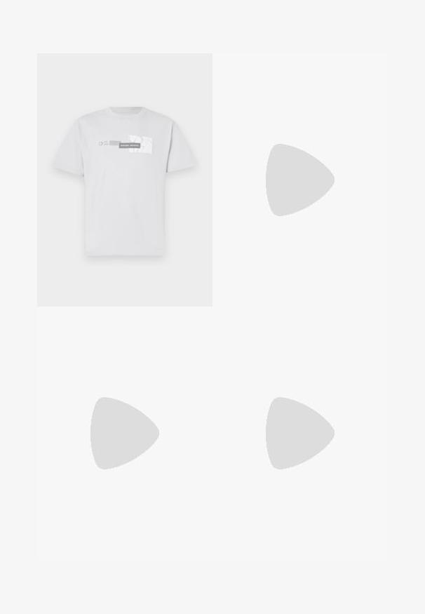 T-shirt de algodão branco com uma estampa gráfica com "NORTHERN AESTHETICS" e "EST. 2007" em cinza. Gola redonda clássica, mangas curtas.; Shorts de ganga cinza com bainha dobrada, apresentando um design de cinco bolsos, fecho de botão e ligeira descoloração ao longo do tecido.; Pessoa a usar ténis brancos texturizados de cano baixo e calças castanhas largas, em pé num chão de madeira clara.; Saco de mensageiro preto feito de material liso, apresentando uma aba dobrável, fechos de hardware prateados e uma alça de ombro ajustável.