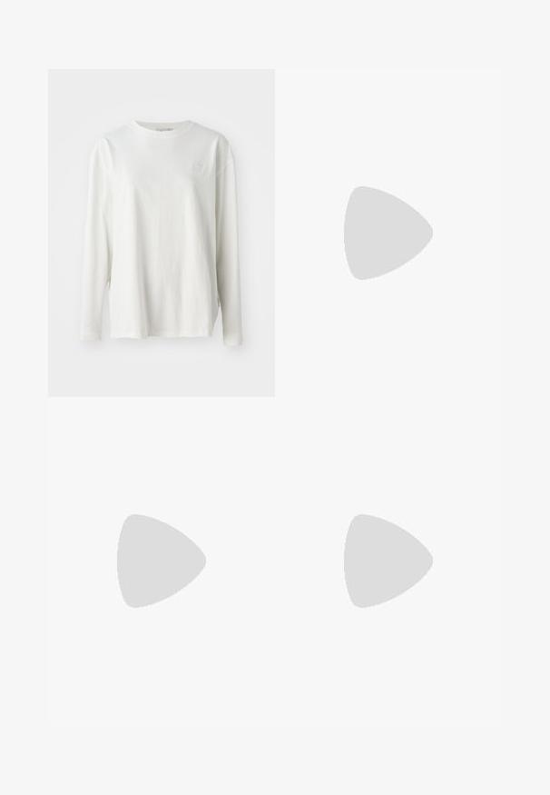 T-shirt bianco a maniche lunghe in cotone, con collo rotondo, spalle scese e un logo discreto sul petto. Texture morbida.; Pantaloni corti in denim di cotone verde con vita alta, dotati di cinque tasche e chiusura con bottone, progettati con una vestibilità rilassata e una texture liscia.; Sneakers crema e lavanda con tre strisce e suola marrone texturizzata, dotati di lacci e tallone imbottito. Parte superiore in tessuto morbido.; Borsa in ecopelle color tan con due manici, tracolla removibile, cuciture nere a contrasto e un piccolo logo nero sul davanti.