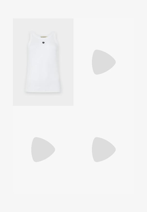 Witte mouwloze tanktop van katoen, met een ronde halslijn en een klein zwart berenlogo in het midden. Soepele textuur.; Lang, recht zwart textuur rok met een hoge taille en een lichte tapsluiting richting de zoom op een witte achtergrond.; Zwarte puntige hoge hakken met een glanzende afwerking en een subtiel textuurpatroon. Beschikt over een gematigde hak en een open halsontwerp.; Zwarte leren handtas met een gestructureerd ontwerp, featuring een verkorte vorm, bovenhandvat en gouden hardwareaccent. Inclusief verstelbare schouderband.