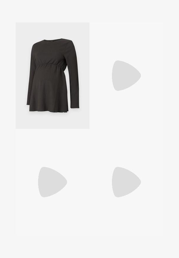 Haut de maternité noir à manches longues avec taille froncée et légère évasement sous la poitrine, fabriqué en tissu texturé.; Jeans de maternité noirs avec une taille élastique au-dessus du ventre, coupe slim et poches avant avec une texture lisse.; Escarpin en cuir verni noir à talon haut, avec un bout pointu, une bride réglable à la cheville et des côtés ouverts. Texture lisse.; Sac à main noir à la forme structurée, texture lisse et fermoir métallique. Associé à un pantalon noir ample et des sandales ouvertes sur un sol en bois.