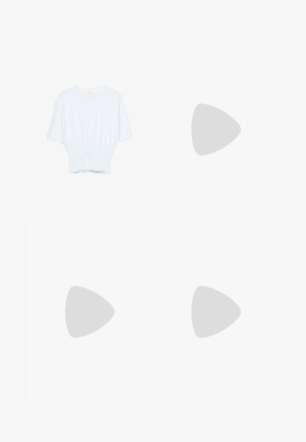 Witte T-shirt met korte mouwen in een relaxte pasvorm en gerimpelde textuur bij de taille. Gemaakt van zachte, lichtgewicht stof.; Rosa en crèmekleurige gestreepte stoffen shorts met een elastische tailleband. Bevat geborduurd logodetail op de tailleband. Soepele textuur.; Zwarte patent lederen sandalen met hoge hakken, twee gespenbanden, een vierkante neus en een stevige blokhak, met een gladde, glanzende textuur.; Zwarte leren handtas met een gebogen vorm, afneembare schouderband en gouden hardware. De tas heeft een klep met een gespsluiting.