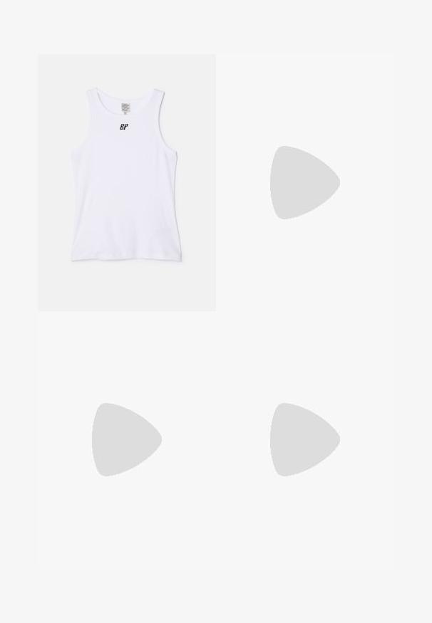 Baum und Pferdgarten JOLY - Topper - bright white; Lyseblå denim jeans med rett ben, høy midje, front knappelukking og klassisk fem-lomme design. Myk tekstur med voksen finish.; Filippa K REY FLAT - Ballerina - black; Nanushka JEN - Håndveske - black