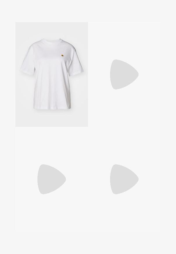 Hvit bomulls t-skjorte med avslappet passform, korte ermer og en liten brodert logo på venstre brystområde.; Sorte denim bredbukser med høy livlinje, to store frontlommer og kneppestang i midjen. Glatt tekstur, uformelt design.; Føtter i brune oppbrettede bukser med pastellgrønne og hvite sjakkmønstrede slip-on Vans sneakers på et lyseblått teppe.; Svart crossover-veske med en glidelåslukking hovedrom, frontlomme, justerbar stropp og et synlig logo-patch på klaffen.