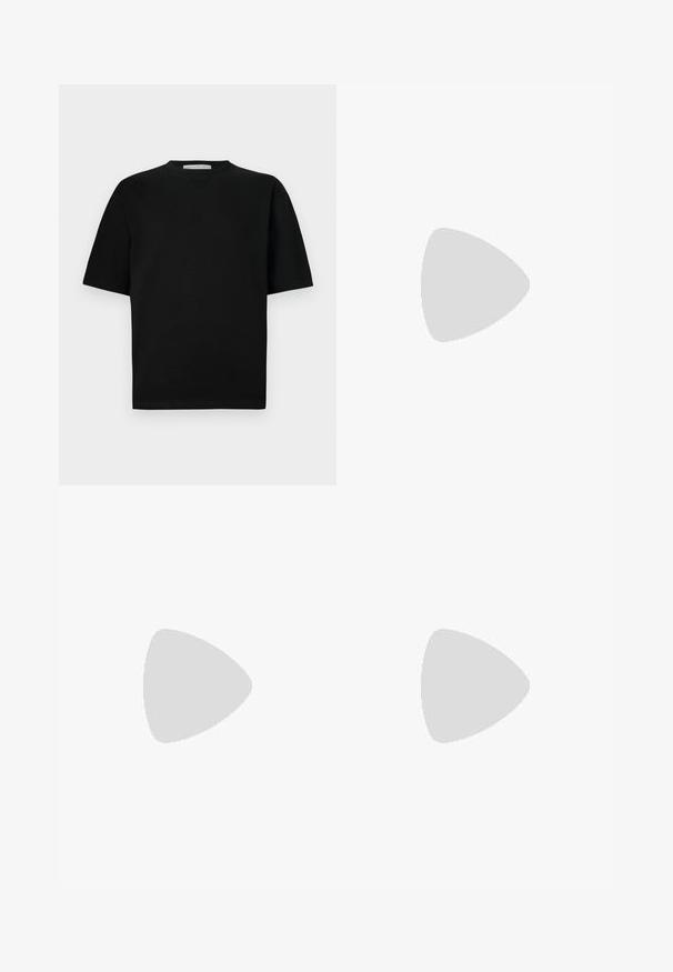 Zwart T-shirt met korte mouwen en een V-hals, gemaakt van gladde stof. Eenvoudige snit, rechte zoom en minimalistische styling.; Weekday LOOSE SUIT - Shorts - black; Roze suède sneaker met zwarte strepen, rubberen zool en textuur op de paarse hak. Voorzien van een vetersluiting en opgedrukte merknaam aan de zijkant.; Vouwbare draagtas in donkergrijs, gemaakt van lichtgewicht nylon, met een gladde textuur, dubbele schouderbanden en een subtiele logo-accent.