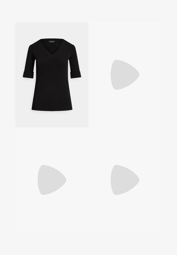 Czarna koszulka z dekoltem w serek, z rękawami o długości trzy czwarte, wywiniętymi mankietami i gładką teksturą materiału. Metka z napisem "LAUREN".; Jasnoszare legginsy wykonane z miękkiego, elastycznego materiału z szerokim pasem, charakteryzujące się gładką fakturą i brakiem widocznych wzorów lub elementów metalowych.; Czarne skórzane czółenka na obcasie typu slingback z wąskim noskiem, niskim obcasem i ozdobnym paskiem na podbiciu. Gładka tekstura i minimalistyczny design.; Mała srebrna torebka pokryta dużymi cekinami z węzłowym uchwytem i łańcuszkowym paskiem, z logo marki Guess z przodu.; Złote metalowe kolczyki w kształcie obręczy o zakrzywionym, wydłużonym kształcie. Posiadają gładką, błyszczącą powierzchnię oraz zaokrąglony koniec dla dodatkowego efektu.