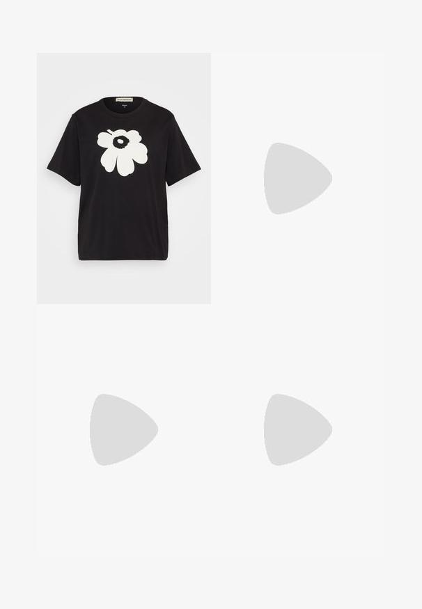 Zwarte katoenen T-shirt met een groot wit bloemdesign op de voorkant, korte mouwen en een losse pasvorm. Label zichtbaar bij de hals.; Denim rok, diepblauw, A-lijn silhouet, hoge taille, knoopsluiting, zichtbare stiksels, knielengte met een gladde textuur.; Witte lage sneaker met zwarte hiel tab, plateauzool, veters en Calvin Klein "CK" logo aan de zijkant.; Zilveren oorbellen in de vorm van een gladde, gepolijste ring. Ronde vorm met een veilige kliksluiting. Lichtgewicht ontwerp, geschikt voor dagelijks gebruik.