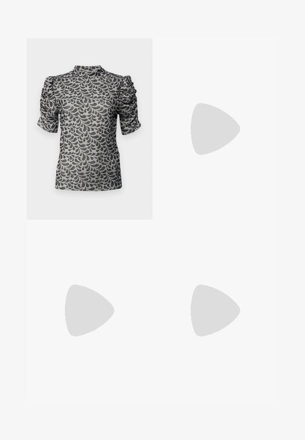 Top de manga curta em tecido cinza com um padrão de folhas pretas. Apresenta um colarinho alto e mangas franzidas, criando um design texturizado.; Jeans flare de ganga azul clara com uma cintura alta, apresentando dois bolsos frontais com fechos de correr e costura de contraste ao longo das costuras.; Mocassins pretos de couro com plataforma, com bico arredondado e tira larga sobre a parte frontal. Apresenta um salto robusto e quadrado, e uma textura suave.; Saco hobo preto feito de um material semelhante a couro liso, com uma alça torcida, apresentando uma forma suave e arredondada e um fecho superior em zip.