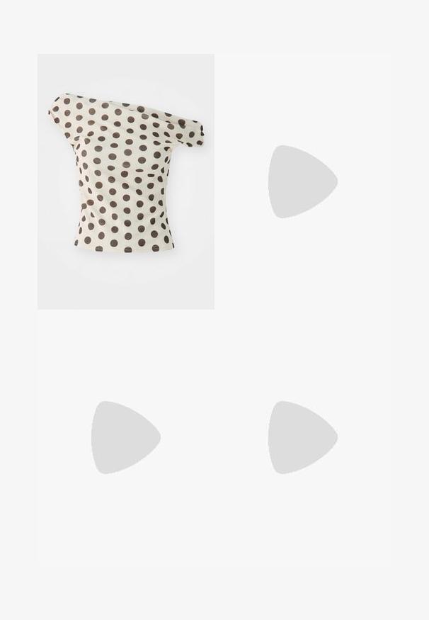 Beige Baumwoll-Oberteil mit großen braunen Pünktchen, off-shoulder geschnitten, mit taillierter Silhouette und umgeschlagenen Ärmeln.; Weißes Tanktop kombiniert mit einem fließenden weißen Maxirock. Der Rock hat einen geschichteten, gefalteten Bund und eine weiche, glatte Textur.; Melissa MELISSA QUANTUM THONG X DIESEL - Zehentrenner - black; Schwarze Sonnenbrille mit ovalen Gläsern, glänzendem Kunststoffrahmen und schlanken Bügeln. Mit Ray-Ban-Logo in Weiß an der Seite.; Dunkelgrüne Wildleder-Tote-Tasche mit einem lässigen Design, ausgestattet mit breiten, weichen Griffen und einer glatten Textur. Minimalistische Bauweise ohne sichtbare Beschläge.