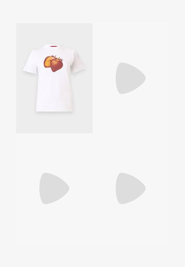 Camiseta de algodón blanca con un gráfico de dos fresas en tonos rojos y amarillos, de mangas cortas y cuello redondo.; Jeans de mezclilla azul oscuro con un diseño de pierna recta, cinco bolsillos y cierre de botón. Los acentos descoloridos en los muslos realzan la textura.; Bailarina de piel negra con punta redondeada, textura suave, detalle de costura minimalista y diseño de suela flexible.; Bolso de mano de cuero marrón con cierre de solapa, herrajes en tono dorado, correa para el hombro y una textura suave. Forma rectangular compacta.