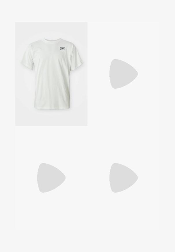 Tricou alb din bumbac cu mâneci scurte, având un logo Nike brodat în navy pe pieptul stâng. Design clasic cu decolteu rotund.; Shorts verde măsliniu dintr-un material ușor, cu o față pliată, închidere cu nasture și buzunare laterale, având un design cu tăietură dreaptă.; Tricou alb din bumbac cu logo-ul roșu Nike SB, pantaloni cargo gri cu buzunare și o șapcă neagră cu text alb, asortați cu adidași bej.; Geantă de umăr bej cu două buzunare frontale, realizată din țesătură. Cardigan supradimensionat negru cu dungi albe și detalii brodate.