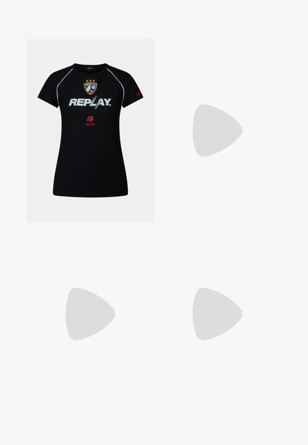 Črna športna majica s kratkimi rokavi z belimi obrobami, grb Replay FC, velik bel napis "REPLAY" ter majhen rdeč logotip Replay na prsih in rokavu.; Modri traper široke hlače z visoko pasom, petimi žepi in klasičnim gumbom za zapiranje. Tkanina ima mehak, rahlo zbledel izgled.; Črne teniske z mrežasto zgornjim delom, sijajnimi detajli, zlatimi dodatki, teksturiranim podplatom in oblazinjenim ovratnikom za udobje.; Črna usnjena torbica krožne oblike, s top ročajem in srebrnimi okovji. Na sprednji strani se nahaja logo "REPLAY SINCE 1981".
