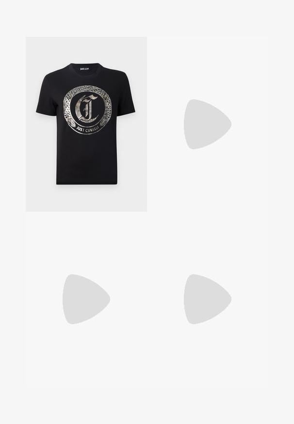 T-shirt en coton noir avec un logo métallique argenté représentant un serpent entourant les lettres "J" et "C". Manches courtes, col rond.; Jupe en faux cuir rouge et noir avec un motif rayé de tigre, design portefeuille, détail de bouton à l'avant et poches latérales.; Baskets noires avec une tige en cuir texturé, semelle en caoutchouc blanche et une touche d'orange près des lacets. Caractéristiques d'un bout arrondi et d'un design à lacets.; Sac à main métallique argenté avec une forme triangulaire arrondie, comportant un logo, une chaîne en bandoulière et une texture lisse. Fermeture éclair sur le côté.