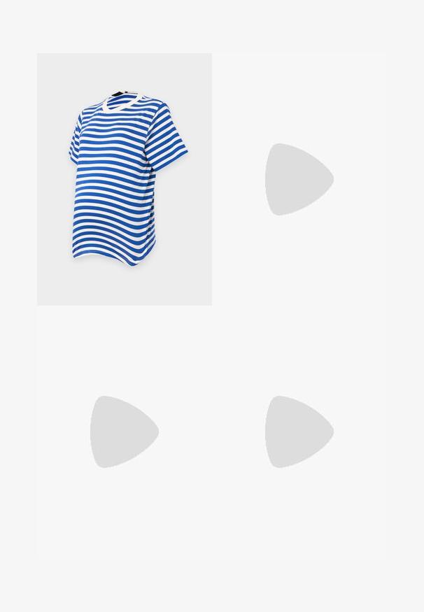Blauw-wit gestreept T-shirt met korte mouwen, een ronde halslijn en een zachte, gladde textuur. Horizontale strepen zijn gelijkmatig verdeeld.; Zwangerschapsjeans met een rekbare grijze tailleband en blauwe denim stof. Wijduitlopende pasvorm, met een middelhoge taille, voorzien van zijzakken en subtiele vervaging.; Marineblauwe sportschoen met een bovenwerk van mesh en suède, beige accenten, witte tussenzool en een gestructureerde rubberen buitenzool met een gepatternde loop.; Zwarte leren schoudertas met een platte vorm, gouden hardware-accenten en een verstelbare schouderband. Gladde textuur met minimale stikdetails.