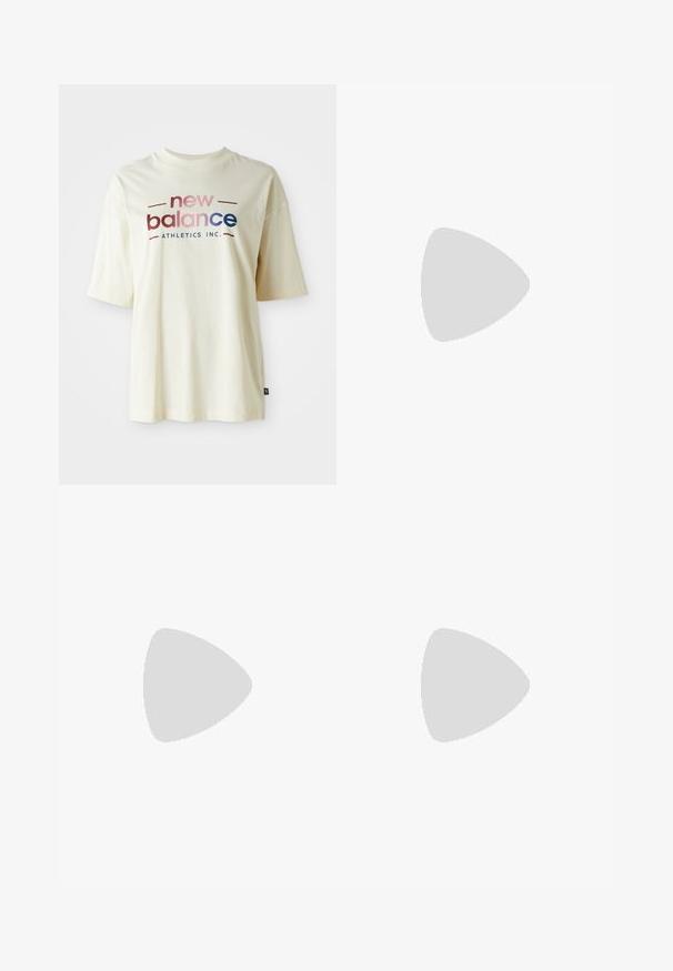Tricou din bumbac de culoare crem, cu mâneci scurte, având un design colorat al logo-ului "new balance" și textul "ATHLETICS INC.".; Fustă mini din bumbac bej, cu două buzunare frontale, închidere cu buton și tiv drept. Prezintă o textură fină și un design lejer.; Adidași albi pentru sport cu un accent argintiu, țesătură texturată și piele fină; având o talpă din cauciuc negru și șireturi.; Geantă bej din material moale, cu un design lejer, detalii cusute și două bretele pentru umăr. Potrivită pentru utilizarea zilnică.