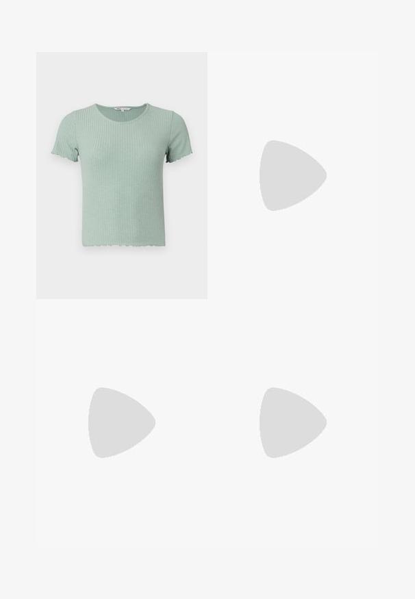 Eheline roheline ribatatud puuvillane T-särk lühikeste varrukatega ja lainelise äärisega. Omab ümmargust kaelust ja pehmet tekstuuri.; Leopardimustriga seelik, mis on valmistatud kergest kangast, elastse vöökoha ja laiendatud siluettiga, mis ulatub kuni põlve keskosa.; Kohandatud tan värvi vitsseendiga sandaalid, millel on ristuv rihma disain, reguleeritav pahkluu pandla ning tekstuuriga kootud espadrilli stiilis kõrge konts.; Kreemjas pehmendusega peapael, millel on keerutatud disain, koos beeži ja valge triibulise särgiga, millel on ümar kaelus. Diskreetne ehtedisain.