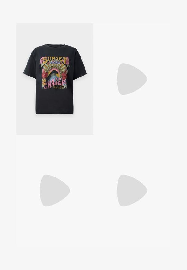 Zwart katoenen t-shirt met een kleurrijk grafisch ontwerp met bloemen, zonnestralen en de tekst "SUNSET ROXY CHASER Sinds 1990" prominent weergegeven.; Groene corduroybroek met een wijde pijpdesign, elastische tailleband en aansnoerdetail. Verticale ribbels in de stof creëren textuur.; Witte leren sneaker met beige suède accenten, geperforeerde neus, platte veters en een gestructureerde crèmekleurige zool. Heeft subtiele branding op de hak.; Paars getinte rechthoekige zonnebril met een dunne gouden metalen rand. Voorzien van duidelijke neuspads en lichtpaarse plastic pootjes.