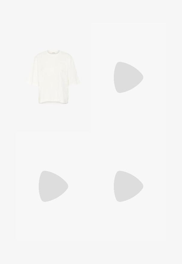 Camiseta blanca de algodón con mangas cortas, cuello redondo y un parche de logo texturizado en el lado izquierdo del pecho, presentando una silueta rectangular.; Jeans de pierna ancha en denim negro con cierre frontal, diseño de cinco bolsillos y detalles de costura sutiles. Textura suave y estilo casual.; Steve Madden POSSESSIONE - Zapatillas - oatmeal; Bolso tote de cuero negro con textura lisa, forma rectangular y dos asas largas. Sin herrajes ni adornos visibles.