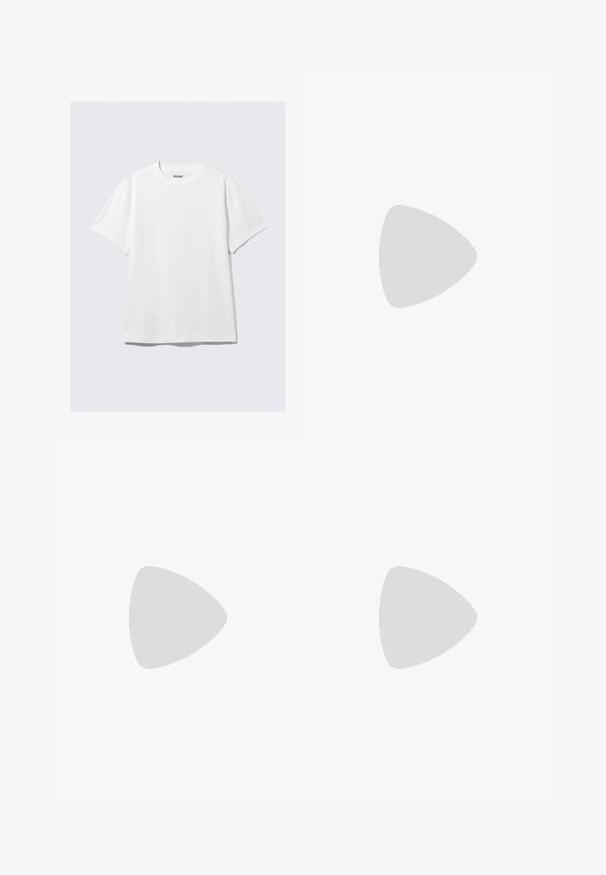 Witte korte mouwen t-shirt gemaakt van zacht katoen. Heeft een ronde hals en een ontspannen pasvorm, met een gladde textuur en een schone, onopgesmukte uitstraling.; Beige katoenen broek met een rechtlopende pasvorm, voorzien van een ritssluiting, vijf zakken en een subtiele textuur.; Witte leren sneaker met een laag ontwerp, ronde neus, perforaties en een gestructureerde zool. Veters en subtiele stiksels zijn inbegrepen.; Vijf zilveren ringen: één met een zwart ronde detail, één met een wit en zwart geometrisch patroon, en de andere met verschillende vormen en afwerkingen.