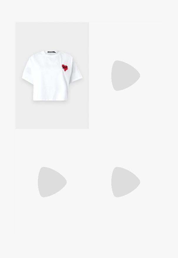 T-shirt blanc court en coton, avec un design de cœur rouge brodé sur le côté gauche. Manches courtes et encolure ronde.; Jean en denim évasé taille haute dans un délavage bleu moyen, avec une fermeture éclair, des passants de ceinture et un ourlet effiloché en bas.; Bottine en cuir noir avec trois sangles réglables à boucle, accents texturés, bout rond, semelle en caoutchouc épaisse et détail logo métallique.; Sac à main rayé noir et blanc avec une forme structurée, doté d'une poignée supérieur, d'une bandoulière en chaîne amovible et d'un accent logo métallisé.