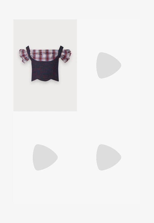 Top in denim senza spalle con maniche a balza a quadri, caratterizzato da un corpo a motivo rosso e blu e orlo scallop. Include spalline regolabili.; Gonna a quadri con vita in denim blu. Presenta pannelli laterali neri, dettagli arricciati e fiocchi neri all'orlo. Accenti di cucitura rossa.; Mule con tacco alto, aperti davanti e di colore bianco, con una finitura liscia, design minimalista e tacco slanciato, caratterizzati da un sottile accento marrone sulla suola.; Occhiali da sole neri con lenti ovali, montatura in plastica lucida e stecche sottili. Presentano il logo Ray-Ban in bianco sul lato.
