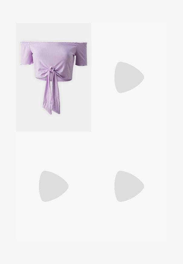Ibolyaszín, vállnál szabott, rövid ujjú cropped top, bordázott textúrával és megkötős elülső résszel. Sima anyag, enyhén fényes felülettel.; Fekete vászon sort rugalmas derékpánttal és zsinórral. Oldalsó zsebekkel és laza szabású dizájnnal rendelkezik.; Fekete lakkbőr slingback sarkú cipők hegyes orral és kis blokk talppal, ezüst csat díszítéssel a pánton.; Fekete bőrtáska ívelt formával, levehető pánttal és arany színű fémrészekkel. A táskán egy csattal díszített fedél található.
