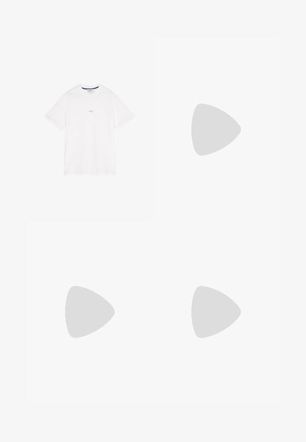 Balta medvilnės marškinėliai su trumpomis rankovėmis, apvalia iškirpte ir subtiliu tekstu centre. Lygi tekstūra su laisvu kirpimu.; Šviesiai mėlyni džinsiniai šortai tiesiu kirpimu, su priekinėmis kišenėmis, užsegimu mygtuku ir nudilusiu paviršiumi. Klasikinis penkių kišenių dizainas.; Baltos raištelinės sportbačiai, pakabinti virš medinės suolo su žaliais lapais fone, parodantys batų dizainą ir tekstūrą.; Metaliniai saulės akinių su stačiakampiu pavidalu, mėlynai tonuoti objektyvai ir sidabrinis rėmas. Turi nosies pagalvėles ir plonas, tiesias šventyklas.