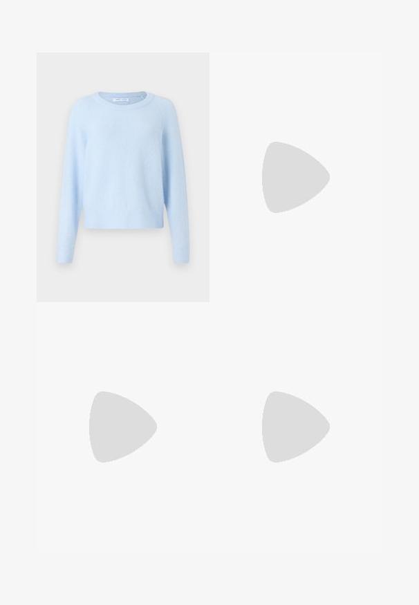 Maglione azzurro chiaro realizzato in un morbido tessuto, con collo rotondo, maniche lunghe raglan e polsini e orlo a coste per un fit comodo.; Jeans a palazzo di colore blu chiaro realizzati in denim, con vita alta, tasche e orli sfilacciati. Il tessuto presenta un lavaggio sbiadito e una texture sottile.; Décolleté nera in pelle con tacco alto, punteggiato e dalla texture liscia, caratterizzata da un tacco sottile e un design minimalista.; Samsøe Samsøe JENNIE TOTE BAG  - Shopping bag - dark brown