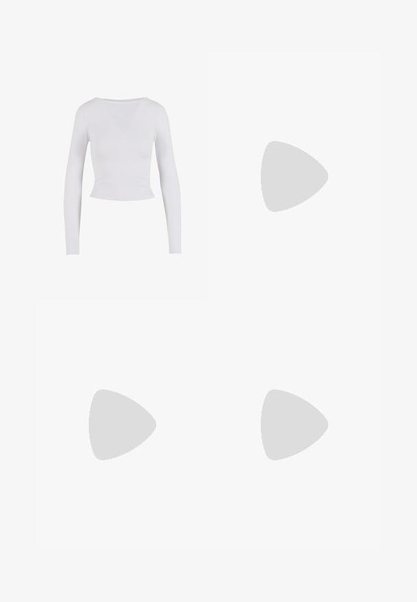Hvid langærmet cropped top med rund halsudskæring, lavet af et glat, strækbart stof, med en tætsiddende pasform og ingen synlige lukninger.; Lys grå bomuldsshorts med elastisk talje og snørebånd. Har en blød tekstur og en lige pasform uden synlige mønstre.; Sorte flip-flop med en tekstureret gummisål, to slanke stropper og et subtilt, præget logodetalje på stroppen.; Hvid tyl håndvæg med en volangdesign, der har en kædestropp og bløde stofdetaljer. Let, luftig tekstur med lagdelt design.