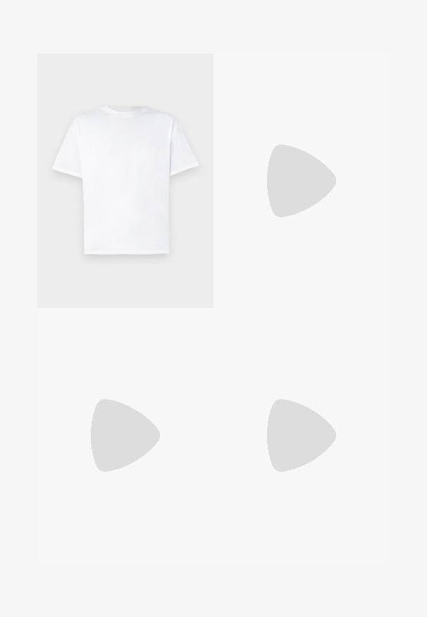 T-shirt en coton blanc à col rond et manches courtes. Texture lisse, coupe droite, sans motifs ni accents. Vue de dos uniquement.; Pantalons noirs en tissu lisse, avec une coupe droite, deux plis avant et une taille standard avec passants de ceinture.; Des sandales en cuir noir présentent deux larges bretelles sur le pied, une bride arrière ajustable et une semelle en caoutchouc texturé pour une meilleure adhérence.; Lunettes de soleil noires de forme rectangulaire, verres foncés, accents argentés aux tempes et finition mate sur la monture.