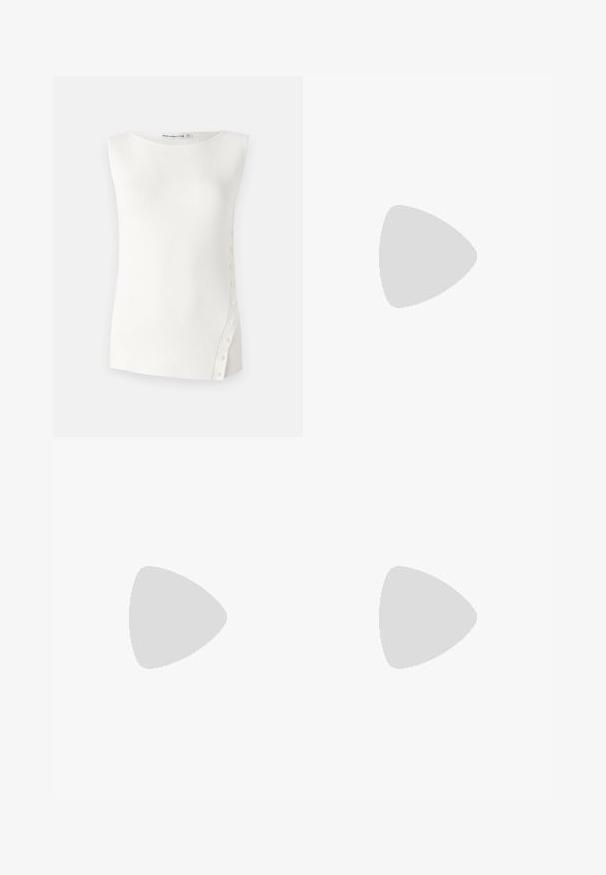 Balts bezplecu tops, izgatavots no ribotas auduma, ar noapaļotu kakla izgriezumu un mazām pogām gar kreiso sānu šuvju, lai piešķirtu detaļu.; Tumši zili plaši bikses ar gludu tekstūru, ar priekšējiem krokām un klasisku jostasvietu, paredzētas atvieglinātai piegrieztnei.; Melnas ādas baleta kurpes ar smailu purngalu, potītes saitēm un plakanu zoli, kas izceļas ar gludu tekstūru un minimālistisku dizainu.; Melnā mākslīgās ādas rokassoma ar krokodila rakstu, savilkta augšdaļa un saburzīta siksna. Izskatās mīksta un kompakta pēc dizaina.