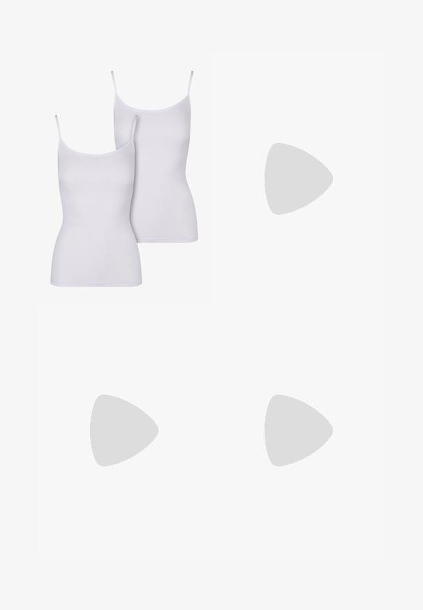 Dve biele krémové tielka s tenkými ramienkami, vyrobené z hladkej látky, s priliehavým bezrukávovým dizajnom a jednoduchou, jednobarevnou farbou.; Džínsy so zvieracím vzorom, ktoré sa vyznačujú béžovým a čiernym motívom, vyrobené z denimu s textúrovaným povrchom, doplnené striebornými detailmi a šitím.; Športové topánky s bielym koženým zvrškom, šedou semišovou špičkou a tromi čiernymi pruhmi. Obsahujú modré logo na jazyku a štruktúrovanú gumovú podrážku.; Hnedá kožená kabelka s dvoma dlhými uchami, zhromaždeným dizajnom, zlatými akcentmi a textúrovaným povrchom.