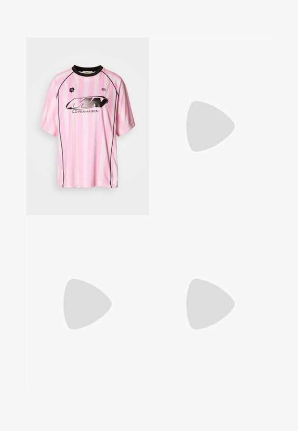 Pink und weiß gestreiftes Kurzarm-Jersey mit schwarzen Akzenten, das ein glänzendes schwarzes Logo mit der Aufschrift "KOPENHAGEN" und einem Blümchenemblem zeigt.; Schwarze High-Waist-Hosentra mit weitem Bein, Falten, Gürtelschlaufen und verdecktem Frontverschluss, entworfen von Gestuz.; Schwarze Sneaker mit einem Obermaterial aus Wildleder und Synthetik, ausgestattet mit drei weißen Streifen, einer strukturierten Gummi-Sohle und einem blauen Logo-Tag auf der Zunge.; Schwarze Schultertasche mit kurvigem Design, gepolstertem Stoff, verstellbarem Schultergurt und dezentem Logo. Verfügt über ein Reißverschlussfach und strukturierte Akzente.