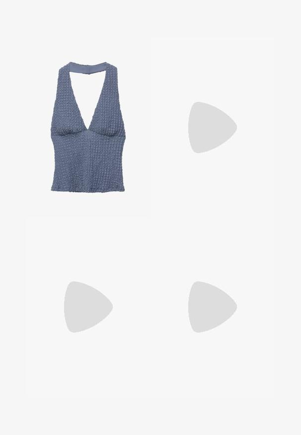 Plavi teksturirani crop top s dubokim V-izrezom i širokim trakama, izrađen od tkanine s lagano naboranim izgledom.; Lagani platneni materijal plave i zelene pruge s elastičnim pojasom i zatvaranjem na vezanje. Teksturirana površina s suptilnim sjajem.; Bež sportski cipela s crnim prugama, gumeni potplat i crni dodaci. Ima glatku kožnu gornju stranu i dizajn s zaobljenim vrhom.; Denim torba u svijetloplavoj boji, pravokutnog oblika, s jednim remenom i srebrnim detaljima. Ima istaknut CK logo sprijeda.