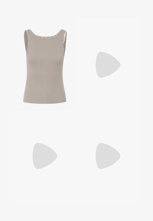 Débardeur gris clair sans manches avec une texture côtelée, présentant des œillets métalliques le long des épaules et un décolleté arrondi.; Pantalons larges bleu et blanc avec taille élastique et un motif damassé floral complexe, présentant une bordure décorative près de l'ourlet.; Sandales en cuir noir avec deux larges sangles, ornées de décorations en forme de fleurs dorées et d'une boucle ajustable à la cheville. Semelle plate.; Sac à épaule en cuir blanc avec rabat avant replié, forme courbée et bandoulière ajustable. Présente un logo discret à l'avant.