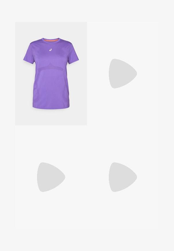 Lila Sport-T-Shirt aus atmungsaktivem Material. Mit Rundhalsausschnitt, kurzen Ärmeln und dezentem, tonalem Muster auf der Vorderseite.; Hellblaue sportliche Shorts mit einem elastischen Bund und dezentem Logo-Detail an der unteren linken Seite. Hergestellt aus einem glatten, leichten Stoff.; Hellblaues Sport Schuhwerk mit einem Obermaterial aus Mesh, limettengrünen Akzenten, strukturiertem Sohlenprofil und gepolstertem weißen Zwischenboden, der für Komfort und Unterstützung entworfen wurde.; Schwarze fingerlose Handschuhe aus dehnbarem Material, mit einem offenen Handdesign, Griffakzenten und dem weißen Nike-Logo.