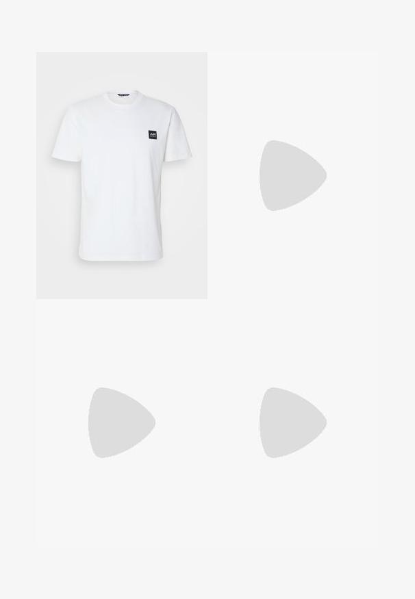Witte katoenen t-shirt, ronde hals, korte mouwen. Kenmerkt zich door een klein zwart vierkant logo op de linkerkant van de borst. Eenvoudig en klassiek ontwerp.; Antony Morato KURT - Jeans Tapered Fit - black; Zwarte leren instapper met een soepele bovenkant, gestikte accenten, ronde neus en een lage rubberen hak. De zool heeft minimale profiel.; Zwarte zonnebril met een rechthoekige vorm, donkere lenzen, zilveren accenten bij de slapen en een matte afwerking op het montuur.