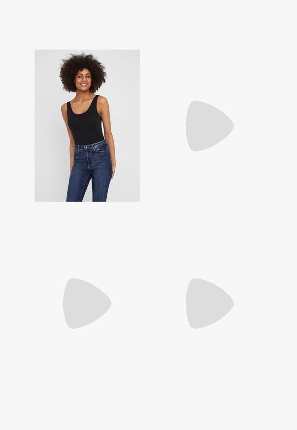 Body senza maniche nero con scollo arrotondato, abbinato a jeans in denim blu scuro. Tessuto liscio con design aderente e dettagli minimi.; Jeans neri a gamba larga realizzati in denim, con cuciture gialle a contrasto, cinque tasche e chiusura con bottone in vita.; Sneaker in suede nera con dettagli bianchi e tre strisce, dotata di un tallone bianco testurizzato, suola in gomma e branding "Gazelle".; Occhiali da sole con montatura in metallo dorato e lenti verde scuro, stile aviator, con aste sottili e dettagli in tartaruga sulle punte.