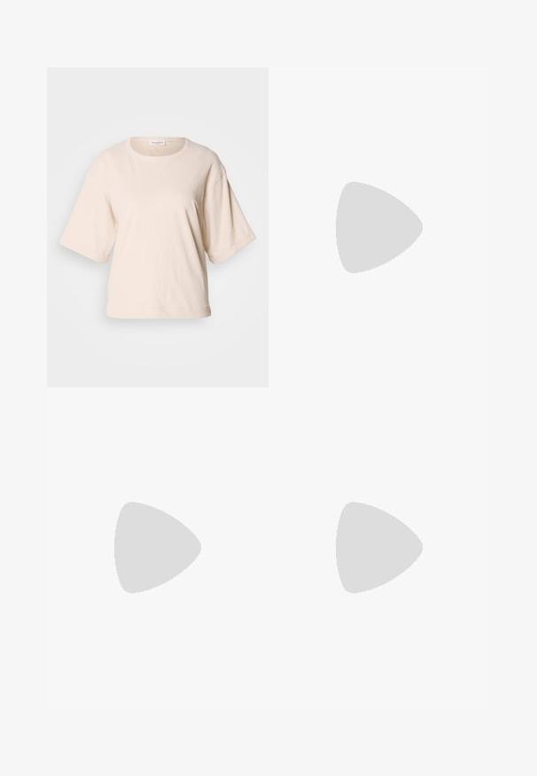 Svetlo béžové tričko s krátkym rukávom, vyrobené z mäkkého bavlneného materiálu. Má okrúhly výstrih a voľný strih s prehnutými nápletmi. Minimalistický dizajn.; Čierne deninové nohavice s rovný strihom. Majú päť vreciek, gombíkový zip a pútka na opasok. Tkanina má hladkú textúru a jemný elastický efekt.; Čierna kožená kotníková obuv s elastickými bočnými panelmi, robustná guma podrážka a vysoký blokový podpätok. Obsahuje pútko na zadnej strane.; Čierna kožená crossbody taška s plochým tvarom, zlatými kovovými akcentmi a nastaviteľným popruhom. Hladký povrch s minimálnymi švíkmi.