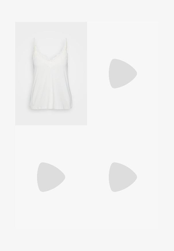 Valge kampsun, millel on V-kujuline kaelus, õrn pitsäär, õhukesed reguleeritavad rihmad ja pehme, sile kangas.; Pruunid, laiad püksid pehmest kangast, millel on esipidurid ja elastsest vöökoht mugavuseks. Puhas, minimalistlik disain.; Kare kõrge kontsaga king, läikiv tumepruun lakknahast, terava nina, avatud külgedega ja reguleeritava pahkluuringiga.; Kuldne spiraalidega kõrvarõngad selgete tagustega, mis sisaldavad tekstureeritud kuldseid aktsente ja väikeseid selgeid vääriskive disainis.