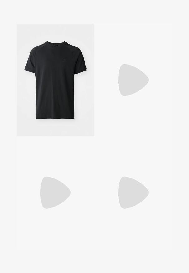 T-shirt de algodão preto com decote redondo, mangas curtas e design raglan. Apresenta um logótipo texturizado no lado esquerdo do peito. Acabamento suave.; Calças de ganga pretas com um design de perna reta, apresentando cinco bolsos e detalhes em metal prateado, com uma textura suave. Sem padrões ou acentos.; Tenis em camurça preta com detalhes amarelos, apresentando três riscas e uma sola de borracha castanha. Inclui uma língua acolchoada para maior conforto.; Colar de conchas brancas composto por formas irregulares, usado sobre uma camisola justa branca. Textura suave com um brilho subtil, design justo.