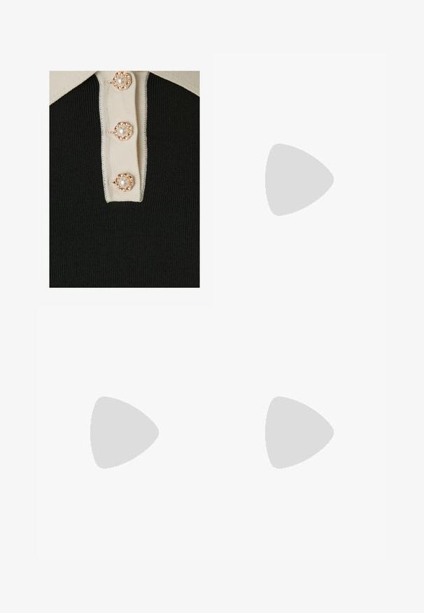 YAS YASMILLE - Polo majica - black/star white; Svjetloplave traperice s ravnim nogavicama, pet džepova i oznakom na pojasu. Imaju izbledele dijelove za teksturu.; Črne lakirane čevlje s pointy prsti in blok peto ter z naramnicami za gleženj, ki jih kombiniramo s sivimi rebrastimi nogavicami in rjavim suknjičem iz usnja.; Črna torbica iz umetnega usnja s krokodilovo teksturo, z zvitim vrhom in zmečkano naramico. Zdi se mehka in kompaktna v oblikovanju.