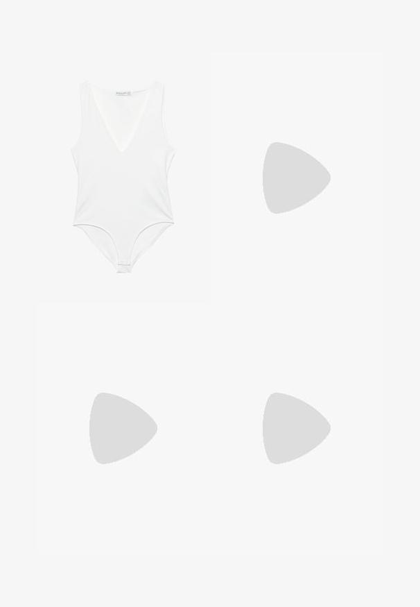 Body bianco senza maniche con scollo a V profondo, realizzato in tessuto morbido, dotato di chiusura a scatto sul fondo e design aderente.; Jeans in denim blu con un design a gamba dritta, chiusura con bottone, cinque tasche e zone sbiadite. Il materiale sembra robusto con una finitura testurizzata.; Slingback giallo con tacco alto e punta affilata, ricoperto di delicate strass. Caratterizzato da un tacco sottile e una morbida fodera interna.; Borsa a tracolla gialla, intrecciata, con un design quadrato, caratterizzata da una texture liscia, una tracolla decorativa annodata e accessori in tono oro.