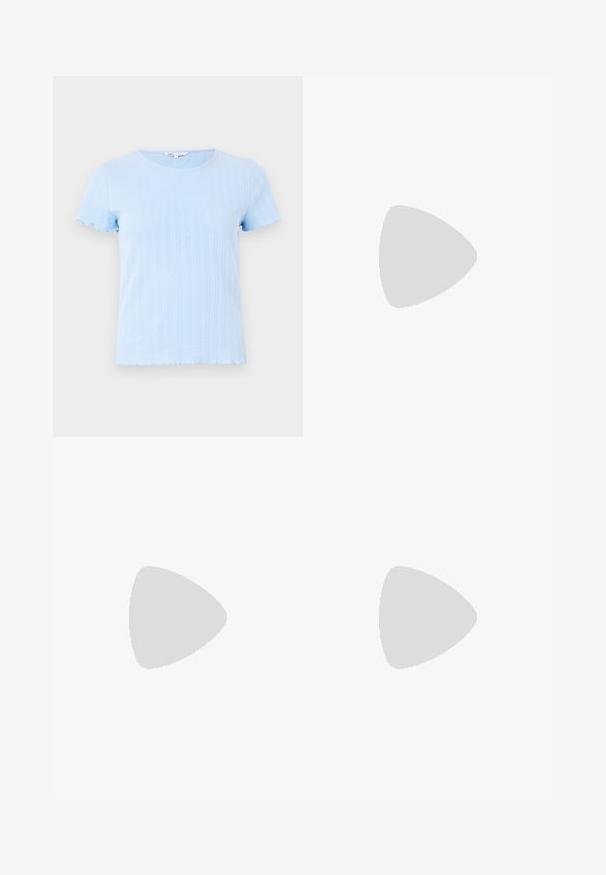 Lichtblauw t-shirt met korte mouwen en een ronde halslijn, met verticale ribbelstructuur en golvende randen op de mouwen en onderkant.; Lichtblauwe wijde jeans gemaakt van denim, met een hoge taille, vijf zakken en subtiele stikdetails langs de naden.; Witte hoge hakken sandaal met een chunky hak, met een bandjesontwerp en enkelband. Gladde textuur met een plateau voor extra hoogte.; Witte schoudertas met een gestructureerde afwerking, een centrale gesp accent, en een gebogen vorm. Ritssluitingen aan beide zijkanten.