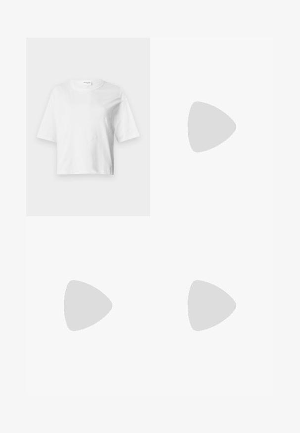 Balta īsa T-kreklis no mīksta auduma ar īsām piedurknēm, apaļu kakla izgriezumu un viļņainām šuvēm, kas piešķir tekstūru.; Plati kāju džinsi tumši zili. Izgatavoti no izturīga kokvilnas auduma ar gludu tekstūru. Aprīkoti ar pogu aizdari un klasisko piecu kabatu dizainu.; Ceļgalu augstuma melni ādas zābaki ar kvadrātu purngalu un bloku papēdi, attēloti modelī, kurš sēž olīvu zaļā mētelī. Gluda tekstūra, minimāla apdare.; Pieces PCSANNA BRAIDED SHOULDER BAG - Rokassoma - black