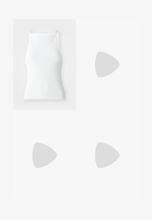 Biely rebrovaný top na tenké ramienka s priliehavým strihom a hladkou textúrou. Tkanina sa zdá byť elastická a jemne štruktúrovaná.; Džínová maxi šaty s dlhými rukávmi, špicatým golierom, zapínaním na gombíky, dvěmi náprsními vreckami, zúženým pásom a bočnými rozparky pre pohodlný pohyb.; Čierne kožené sandále s otvorenou špičkou a podpätkom, s remienkom na členku, zdobené prackou a striebornými cvočkami na remienku, s blokovým podpätkom.; Zlaté kruhové náušnice, tenké a okrúhleho tvaru, s hladkým kovovým povrchom a bez ozdôb alebo vzorov.