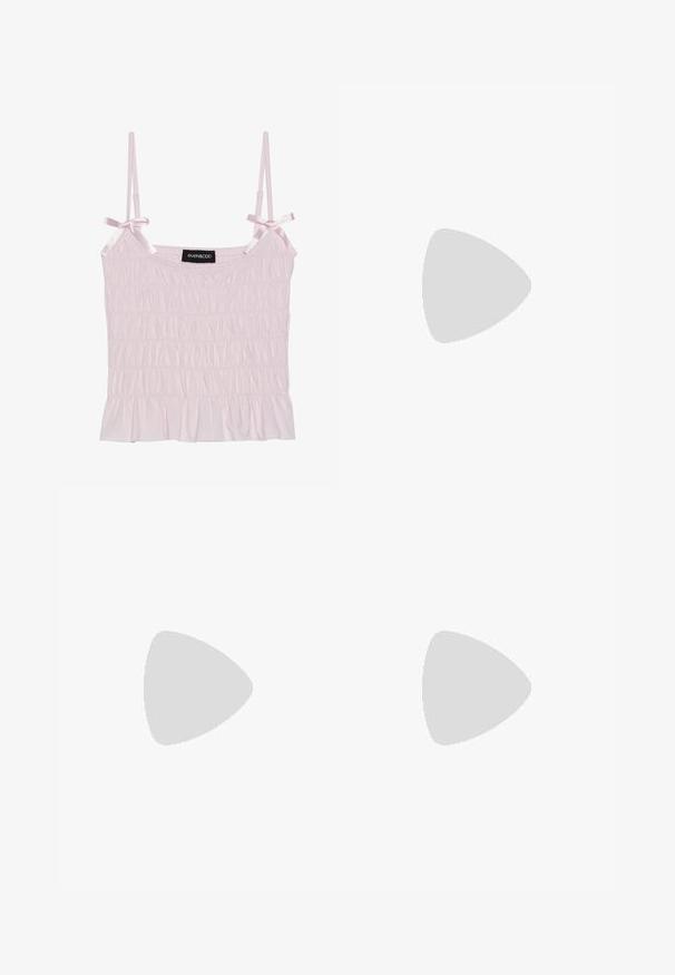 Heledad roosa kampsun reguleeritavate satiintrippidega, kokku volditud tekstuuriga, millel on volangiga äär ja brändi silt keskel.; Oranžid sportlikud püksid, mis on valmistatud siledast kangast, laia säärekujundusega, elastse vöökoha ja kontrastselt värvitud külgtriipudega.; Heledad sinised rihmaga jalatsid, millel on ruudukujuline varvas, madal konts, reguleeritav pahkluu rihm ja sile, läikiv viimistlus. Risti rihmad jalatsipadjal.; Kilpkonna kestaga prillid, millel on ristkülikukujulised pruuni värvi objektiivid, paks raam ja peened käed, millel on erinevate pruunide toonide muster.