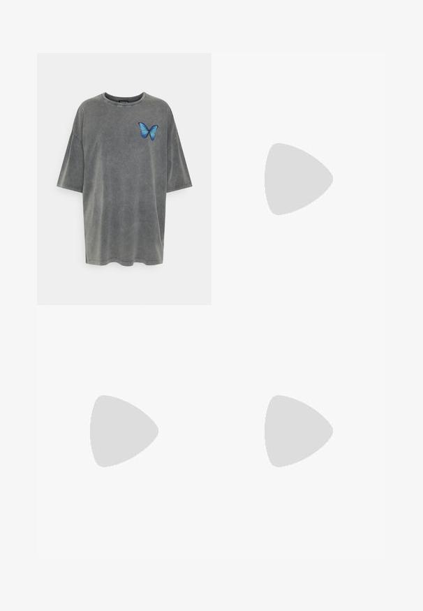Pilkas per didelis T-shirt iš medvilnės su trumpomis rankovėmis. Kairiajame krūtinės šone yra mėlyna drugelio spauda. Minkštas, išblukęs tekstūra.; Juodos džinsinės lieknos kelnės su lygiu paviršiumi, penkiais kišenėmis, priekiniais mygtukais ir diržo kilpomis, su šiek tiek nusidėvėjusiu apdaila.; Juodi odiniai platforminiai loafersai su apvalia nosimi ir plačia juosta per priešakinę dalį. Ypatybės: masyvus kvadratinis kulnas ir lygus paviršius.; Sidabrinės pusmėnulio auskarai minimalistiniu dizainu. Apskritimo forma, lygus paviršius ir plonas profilis. Lengvi su poliruotu apdailu.
